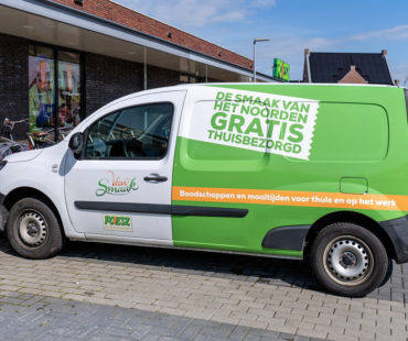 Bestelauto met opgeplakte zijruiten